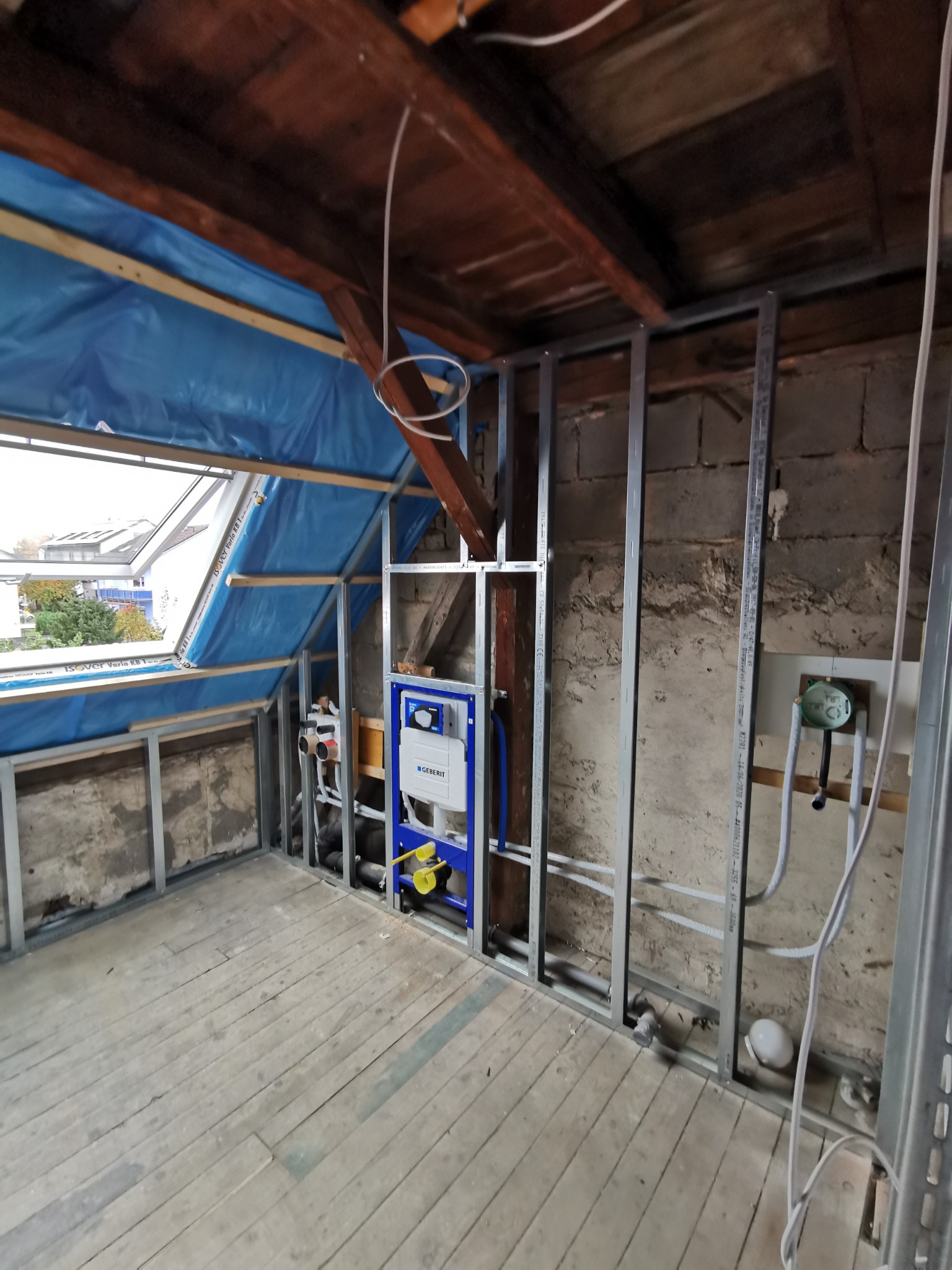 Trockenbau-Ständerwerk mit vorbereiteten Installationen