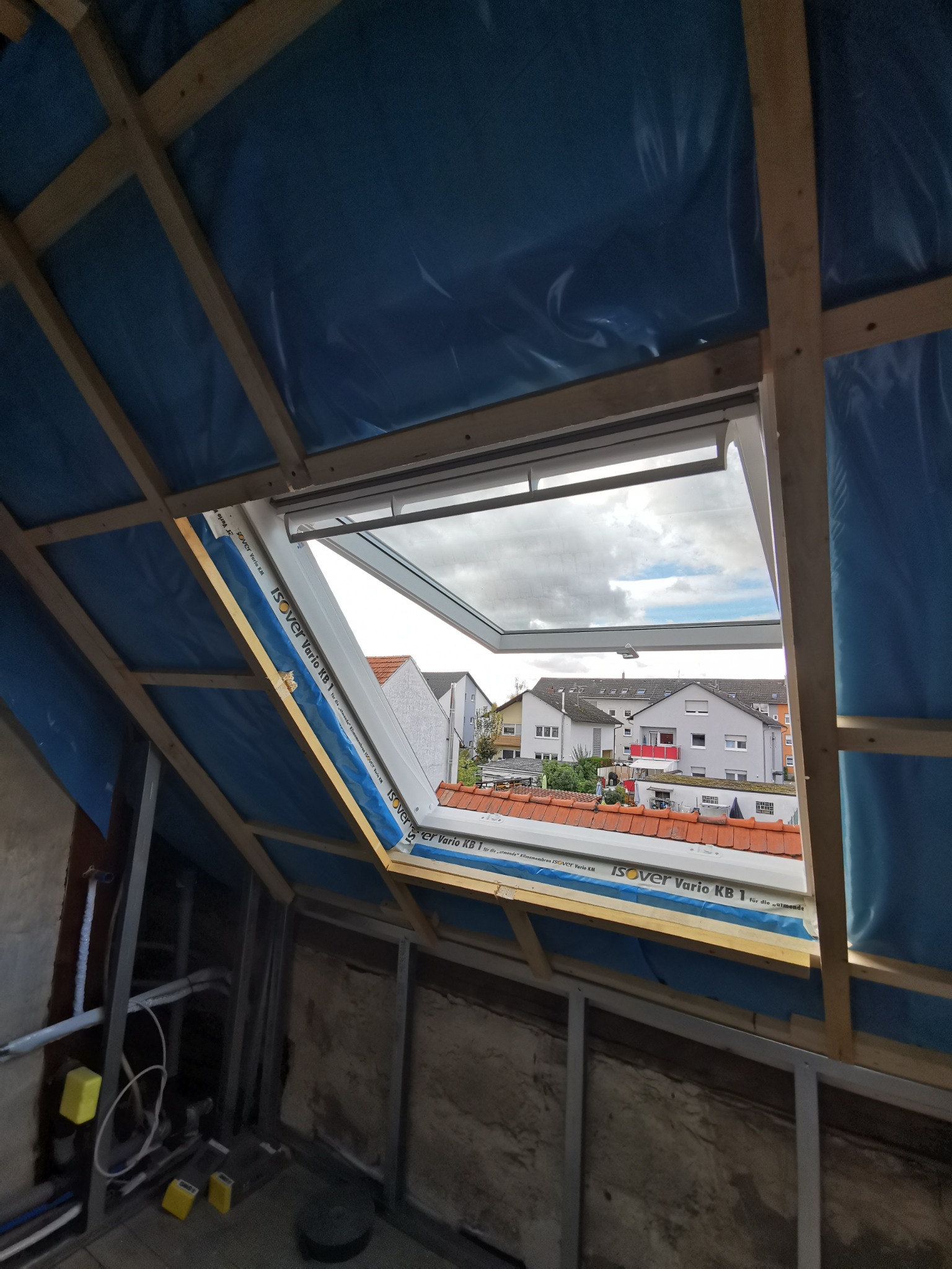 Dachfenster mit vorbereiteter Unterkonstruktion im Dachgeschoss