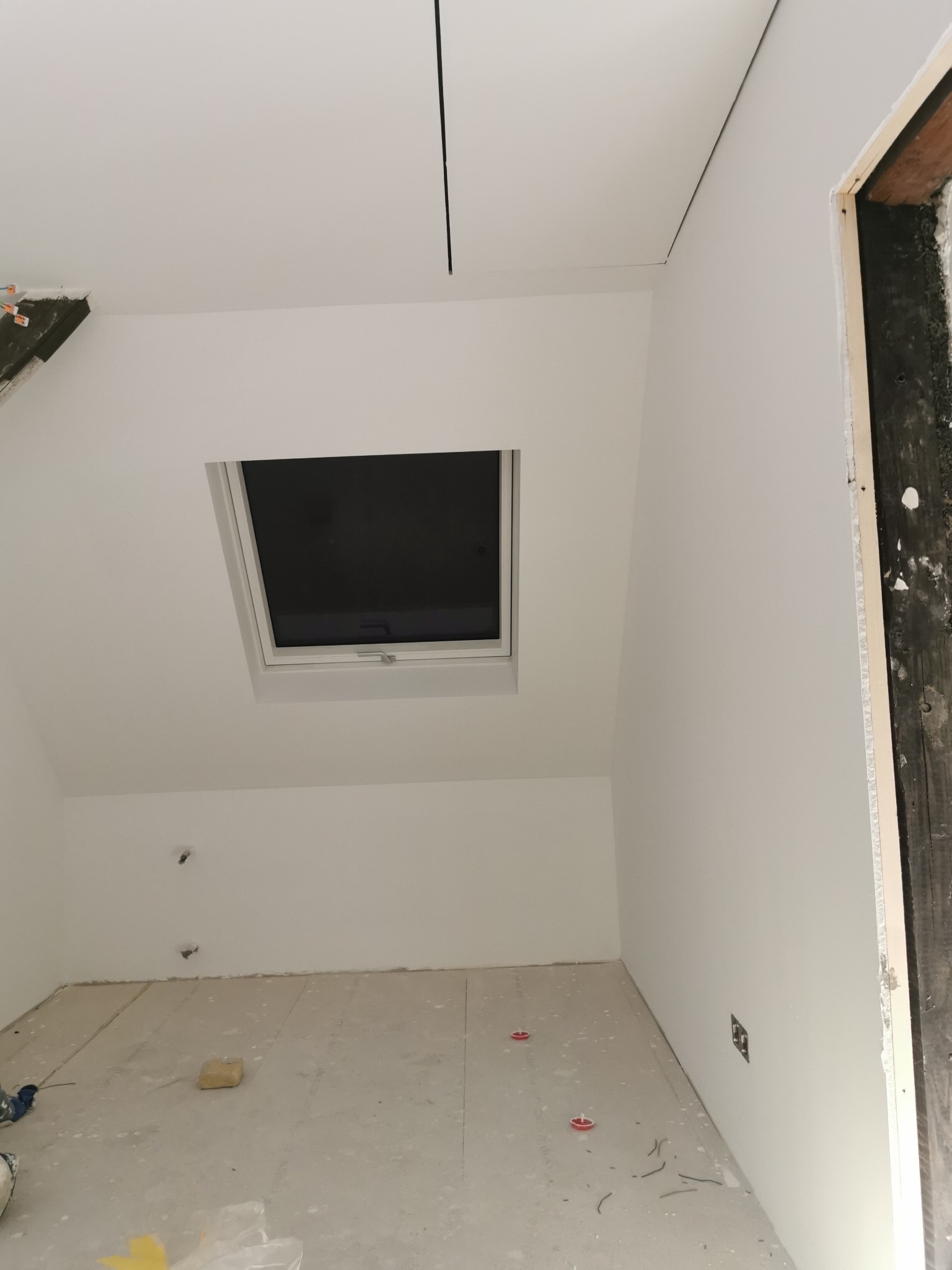 Glatte fertige Trockenbauoberflächen im Dachgeschoss