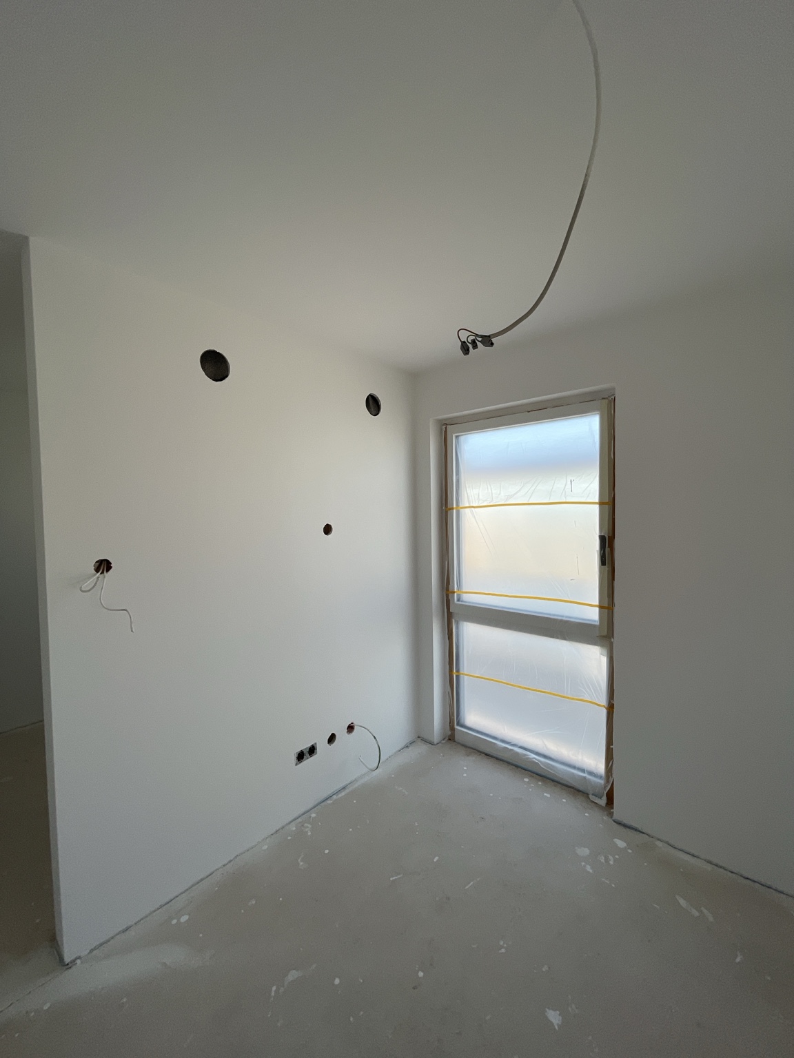 Innenraum mit fertig bearbeiteten Wand- und Deckenflächen